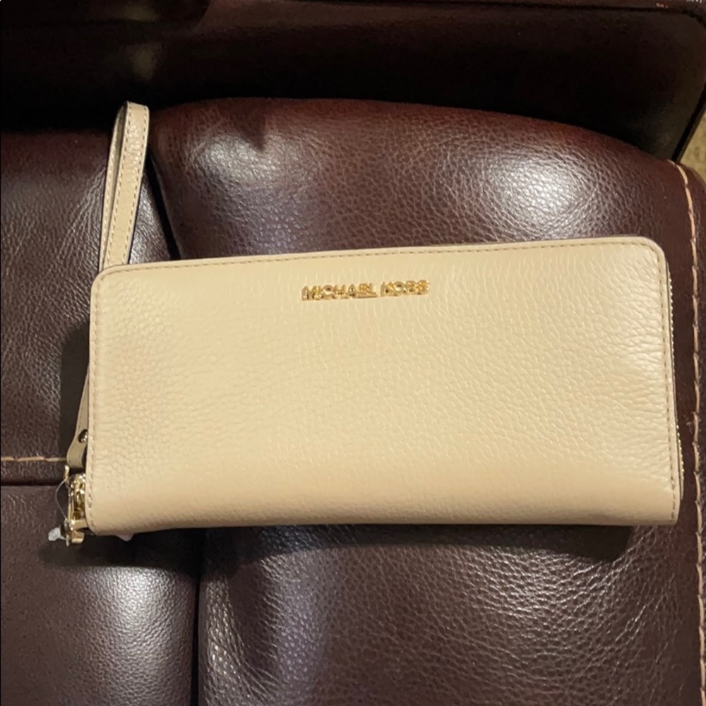 Micheal Kors wristlet